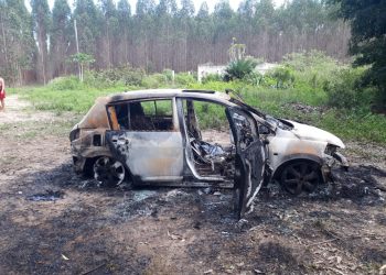 Jornalista da Rede Bahia escapa da morte, após bandidos atearem fogo em seu carro com ele no porta malas