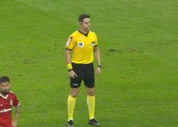 Com polêmica no VAR e falhas de goleiros, Inter vence o Bahia e dorme no G-4