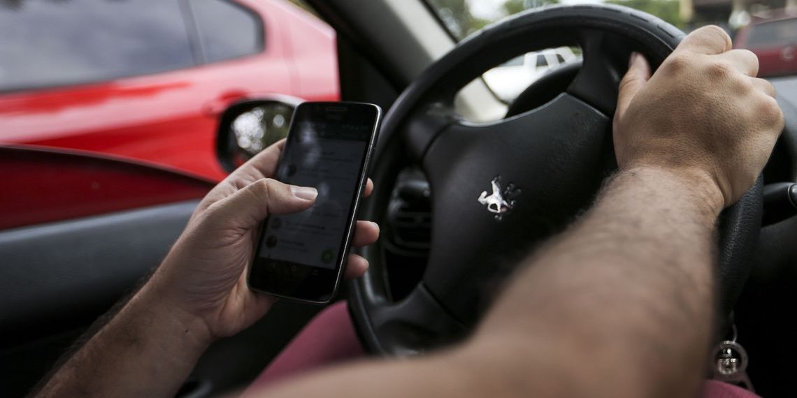 Um em cada cinco brasileiros usa o celular enquanto dirige