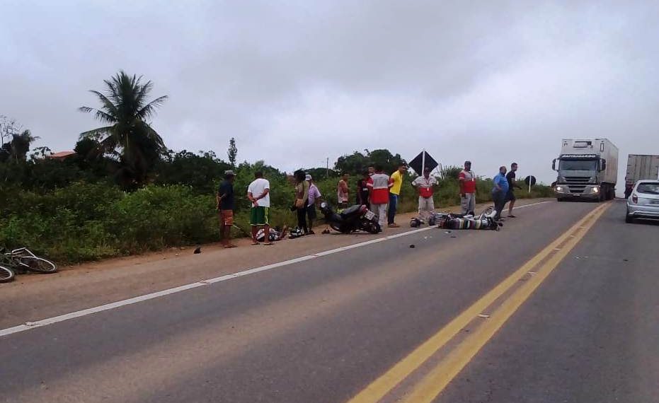 Colisão envolvendo duas motos na manhã desta BR 116 deixa dois feridos