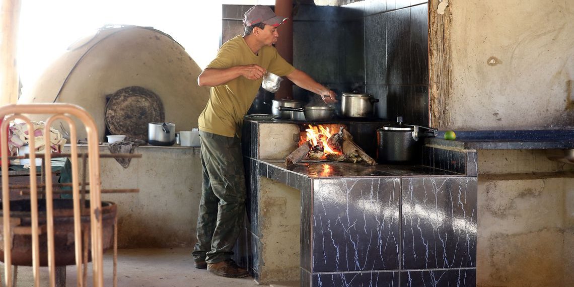 Preço do gás e desemprego elevam uso da lenha para cozinhar no Brasil