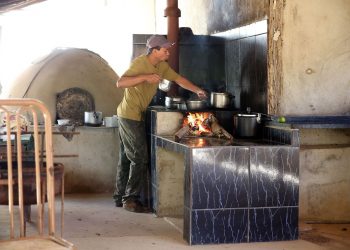 Preço do gás e desemprego elevam uso da lenha para cozinhar no Brasil