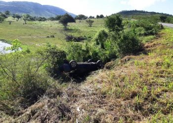Carro que transportava prefeito e três vereadores de Pintadas capota na BA 052