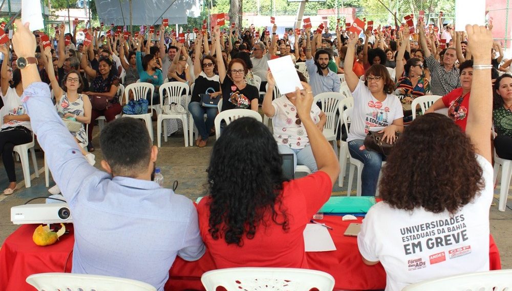 Em assembleia, professores da Uneb mantêm greve que já dura 2 meses