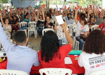 Em assembleia, professores da Uneb mantêm greve que já dura 2 meses