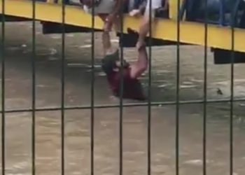 PE – Homem é ‘salvo’ por Bíblia ao cair em canal em Recife