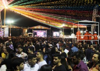 Público recorde marca abertura do São João de Irecê que teve Zé Neto e Cristiano e Lambasaia como atrações