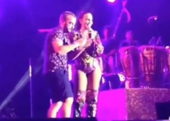 Ivete cai no palco com fã e continua cantando durante show