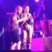 Ivete cai no palco com fã e continua cantando durante show