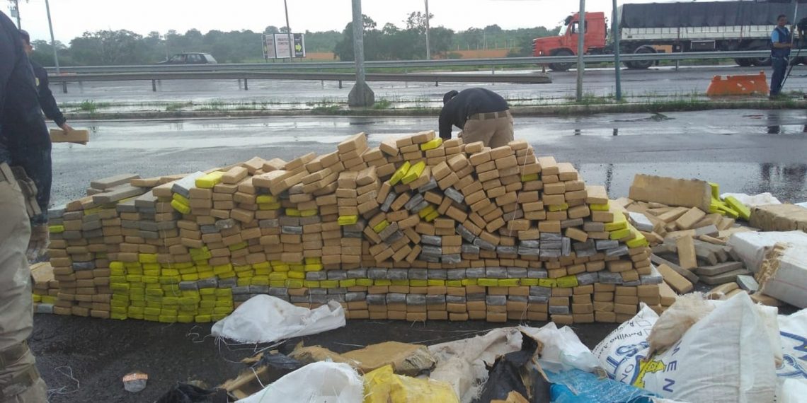 Caminhoneiro é detido com grande quantidade de maconha escondida em carga de farinha