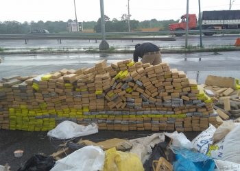 Caminhoneiro é detido com grande quantidade de maconha escondida em carga de farinha