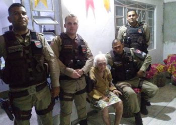 Idosa de 103 anos agradece aos policiais que realizavam abordagens perto de sua casa
