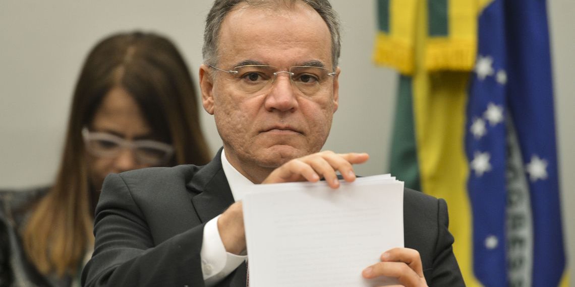 Relator fixa idade mínima de aposentadoria de professoras em 57 anos