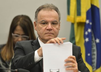 Relator fixa idade mínima de aposentadoria de professoras em 57 anos