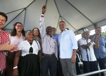 Governador Rui Costa entrega 20 casas em comunidade quilombola de Araçás