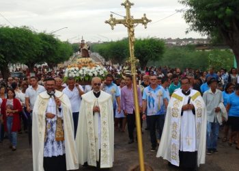 Festa de Santo Antônio leva milhares de pessoas as ruas de Queimadas