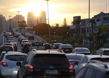 Um em cada cinco brasileiros usa o celular enquanto dirige