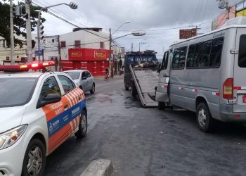 Van com passageiros de Coité se envolve em acidente em Salvador e deixa feridos