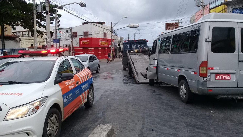 Van com passageiros de Coité se envolve em acidente em Salvador e deixa feridos