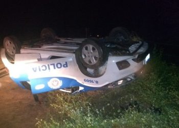 Viatura da PM de Santaluz capota na BA 413 e militares tiveram apenas escoriações leves