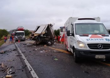 Colisão envolvendo caminhão bau e carreta deixa um morto e dois feridos na BR 116