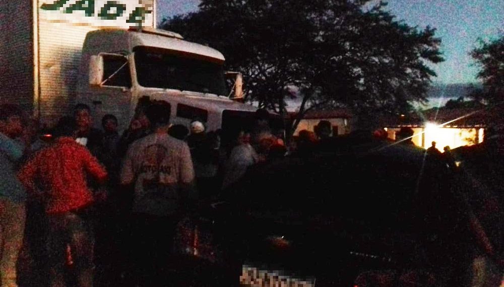 Mulher morre e quatro pessoas ficam feridas após batida entre caminhão e carro na BR 110