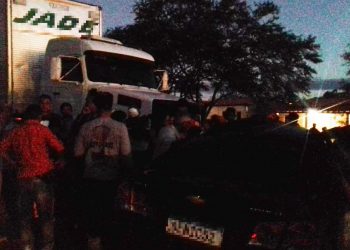Mulher morre e quatro pessoas ficam feridas após batida entre caminhão e carro na BR 110