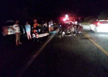 Um morto e outro gravemente ferido em acidente envolvendo três carros na BR 324