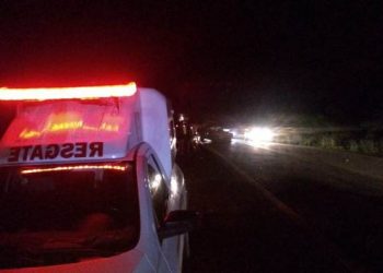 Um morto e outro gravemente ferido em acidente envolvendo três carros na BR 324