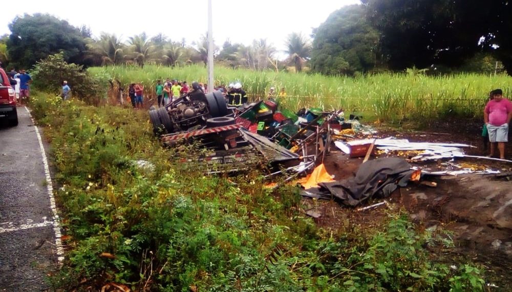 Casal morre e seis ficam feridos após acidente com caminhão na BA-290