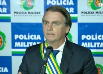 Bolsonaro encerra entrevista após ser questionado sobre helicóptero da FAB que levou família a casamento do filho Eduardo