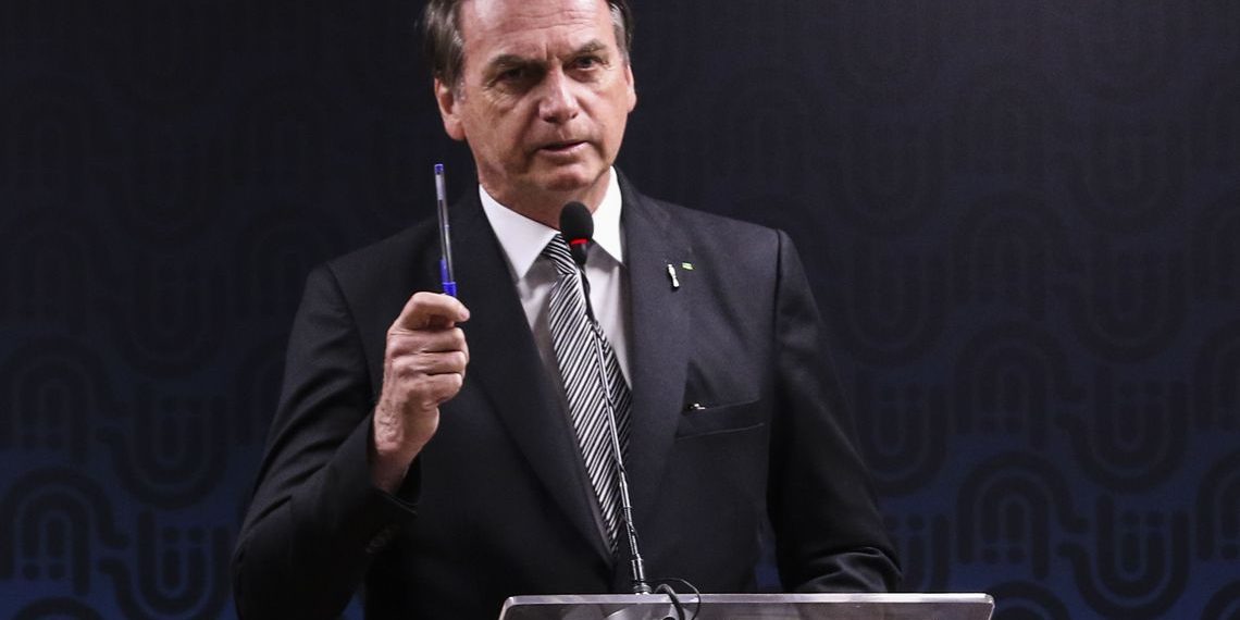 Profissionais ligados à segurança podem sair da reforma, diz Bolsonaro