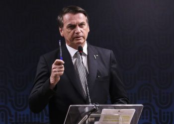 Profissionais ligados à segurança podem sair da reforma, diz Bolsonaro