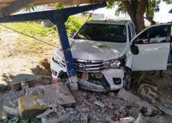 Caminhonete desgovernada colide em ponto de ônibus da BA 120