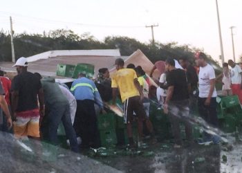 Caminhão carregado com cerveja tomba e carga é saqueada na BR-116