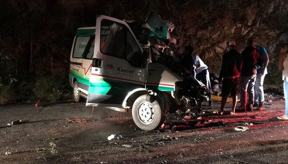 Acidente envolvendo carro de funerária e caminhão deixa um morto e três feridos