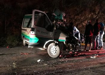 Acidente envolvendo carro de funerária e caminhão deixa um morto e três feridos