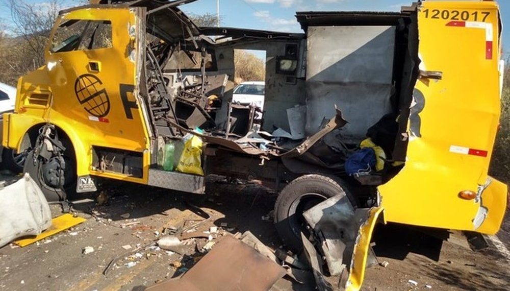 PE – Criminosos explodem carro-forte na BR-110, entre Petrolândia e Jatobá