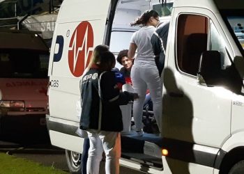Com dores no peito, meia do Vitória é atendido em ambulância