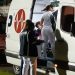 Com dores no peito, meia do Vitória é atendido em ambulância
