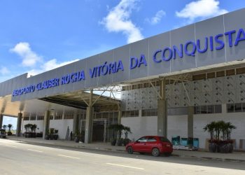 Palco da inauguração do aeroporto de Conquista é fechado por tapumes