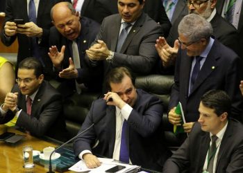 Emocionado, Maia agradece votação expressiva na reforma da Previdência