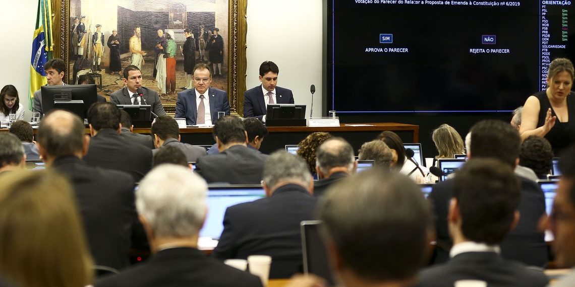 Comissão aprova texto-base da reforma da Previdência