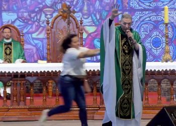 SP – Mulher empurra Padre Marcelo Rossi de altar durante missa
