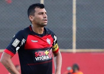 Presidente do Vitória anuncia rescisão com o atacante Neto Baiano
