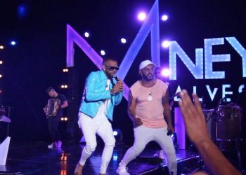 Daniel Alves faz participação durante gravação de DVD do irmão