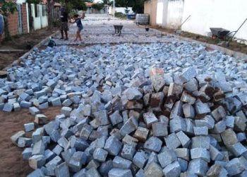 Santaluz – Prefeita Quitéria assina ordem de serviço no valor de R$ 2,5 milhões para pavimentação em 21 comunidades rurais