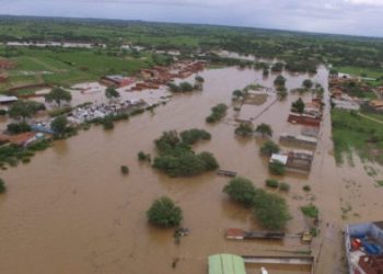 Após inundação em consequência de rompimento de barragem, prefeito decreta situação de emergência