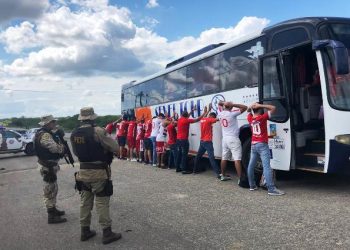 Polícia Militar apreende artefatos explosivos, rojões e drogas em ônibus da torcida do América de Natal