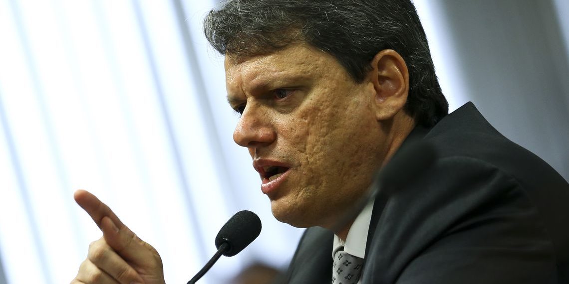 Ministro vai conversar com caminhoneiros para evitar paralisação